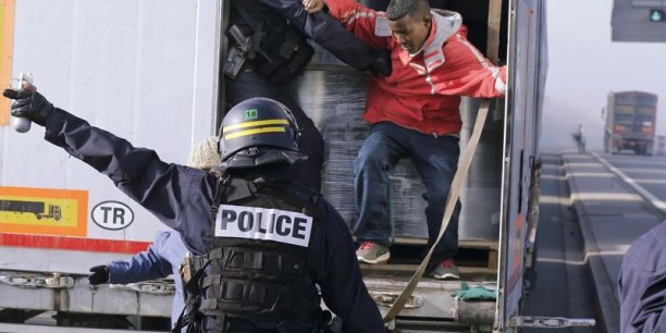 Une centaine de policiers envoyés en renfort à Calais[reuters.com]