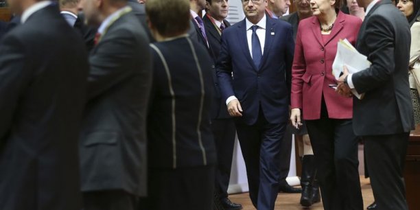 Hollande donne la priorité à la croissance, Merkel à l'équilibre[reuters.com]