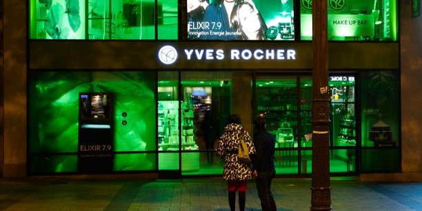 En 2013, Yves Rocher a tenté une nouvelle expérience : faire de la devanture de son magasin-amiral des Champs-Elysées un support publicitaire interactif.