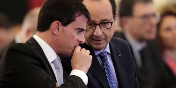 Hollande et Valls perdent 3 pts dans un sondage, Sarkozy chute[reuters.com]