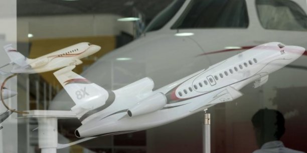 Dassault Aviation présente le 8X, prévu pour être livré en 2016[reuters.com]