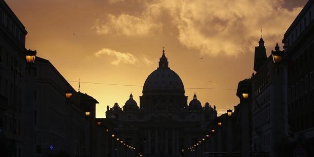 Un entrepreneur italien juche sur un fronton du vatican en signe de protestation[reuters.com]