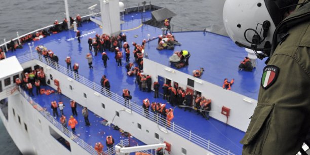 Plus de 200 personnes encore a bord du ferry incendie[reuters.com]