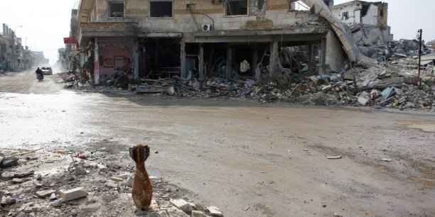La coalition menee par les etats-unis poursuit ses frappes pres de kobani en syrie[reuters.com]