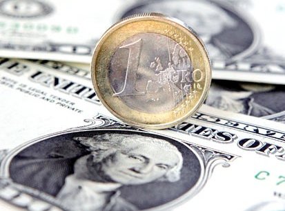 L'euro regagne du terrain face au dollar, lequel s'affiche en baisse face à l'ensemble de ses contreparties. | REUTERS
