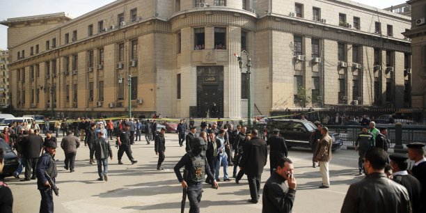 Explosion d’une bombe devant la cour supreme au caire[reuters.com]