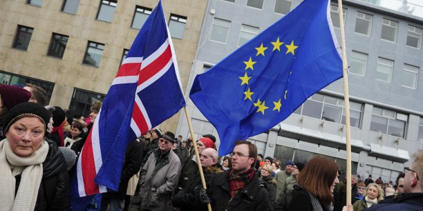 Les Islandais contestent à 63% la décision du gouvernement de centre droit de retirer la candidature du pays à l'Union européenne. Le 15 mars, les Islandais ont manifesté comme jamais depuis le scandale de la faillite spectaculaire de la banque Icesave en 2008.