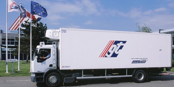 Un camion GT Location devant le siège du groupe à Bassens (Bordeaux Métropole).