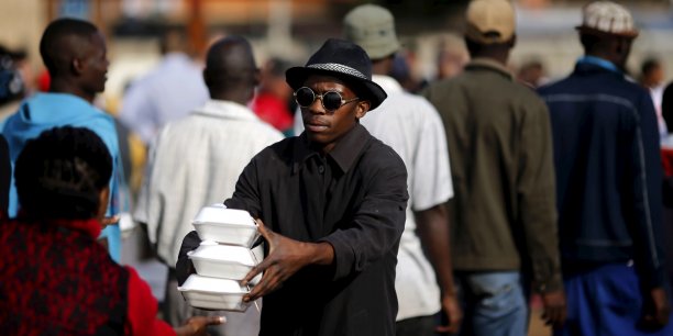 En afrique du sud, jacob zuma annule un voyage d'etat et rend visite a des immigres[reuters.com]