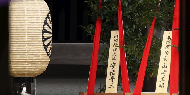 Le premier ministre japonais adresse une offrande au memorial controverse de yasukuni[reuters.com]
