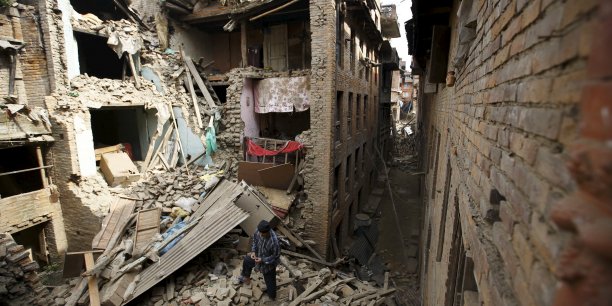 Les nepalais passent une autre nuit dehors, au moins 3.200 morts[reuters.com]