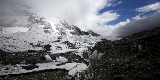 Evacuation d'alpinistes bloques sur l'everest[reuters.com]