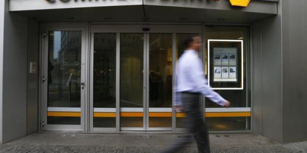Les nouvelles actions commerzbank ont ete vendues a 12,10 euros [reuters.com]