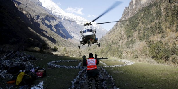 Les operations de secours se poursuivent au nepal pour atteindre les endroits isoles[reuters.com]