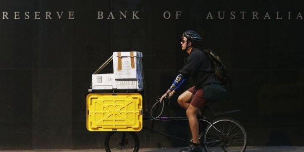 La banque centrale d'australie baisse encore son taux directeur[reuters.com]