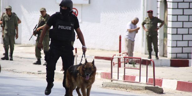 Trois morts et 15 blesses dans une base militaire de tunis[reuters.com]
