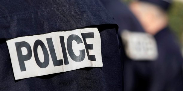 Deux policiers suspendus apres un accident meurtrier a paris[reuters.com]