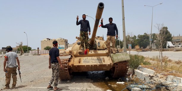 Tirs de roquettes en libye sur benghazi[reuters.com]