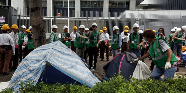 La police hong-kongaise demantele les dernieres tentes du mouvement occupy[reuters.com]