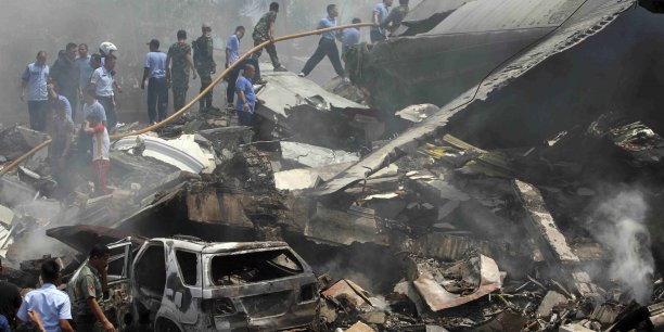 Crash d'un avion militaire en indonesie[reuters.com]
