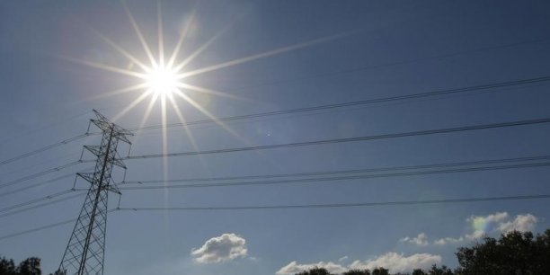 Pres de 830.000 foyers prives d'electricite en raison de la chaleur[reuters.com]