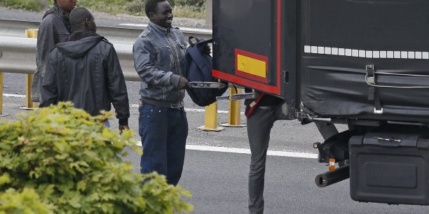 Cooperation renforcee entre londres et paris pour dissuader les migrants a calais[reuters.com]