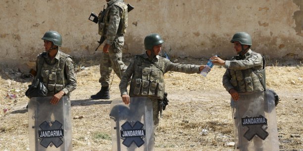 Renforts turcs a la frontiere syrienne[reuters.com]