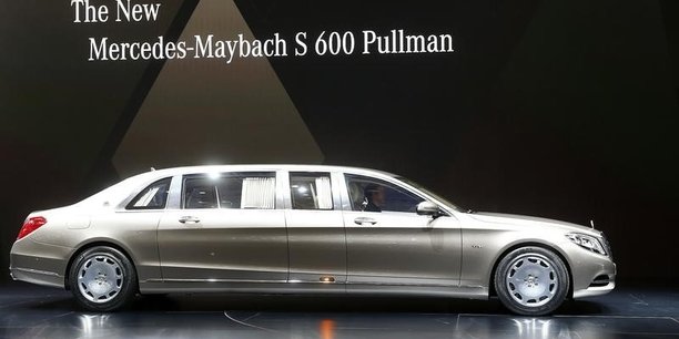 Daimler est le groupe allemand de construction automobile premium qui fabrique notamment les véhicules des marques Mercedes-Benz, Maybach (comme ce modèle de limousine très haut de gamme, ci-dessus) mais aussi les petites urbaines de la marque Smart.