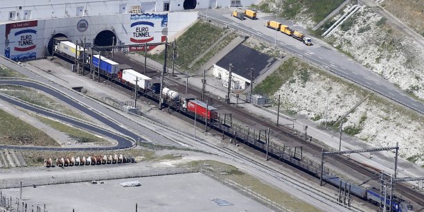 Un migrant mort sur le site d'eurotunnel a coquelles[reuters.com]