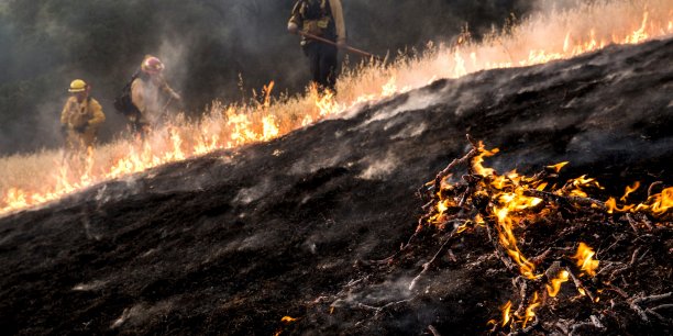 La californie ravagee par une vingtaine d'incendies[reuters.com]