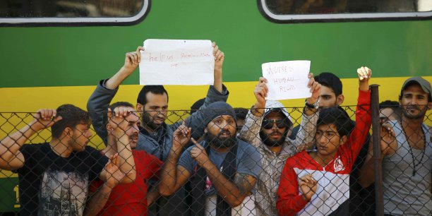 Des centaines de migrants restent bloques a l'ouest de budapest[reuters.com]