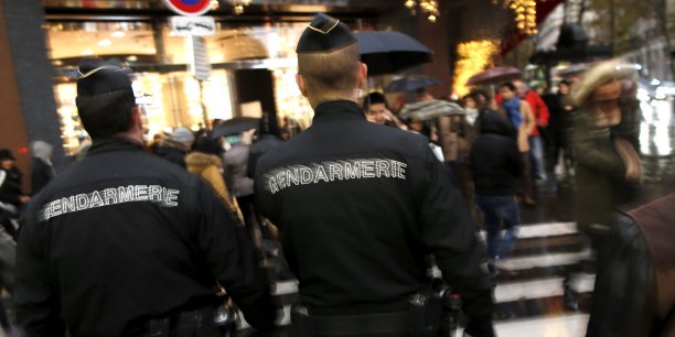 Les gendarmes autorises a porter leur arme en dehors de leurs heures de service[reuters.com]