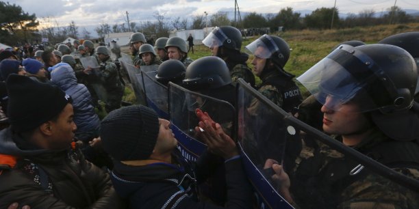 Des migrants tentent de forcer le passage entre la grece et la macedoine[reuters.com]