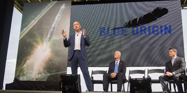 Jeff Besoz, le patron d'Amazon et de Blue Origin multiplie les attaques pour récupérer une part du contrat d'une valeur de 2,9 milliards de dollars portant sur la construction d'un module d'alunissage.