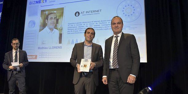 Mathieu Llorens, DG d'AT Internet, ici au centre recevait le Prix Biznext de la Croissance internationale en décembre dernier, organisé par La Tribune