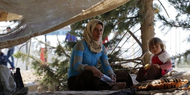 Des syriens refugies en turquie veulent aider leurs proches bloques  de l'autre cote de la frontiere[reuters.com]