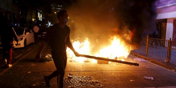 Violents affrontements dans les rues de hong kong[reuters.com]