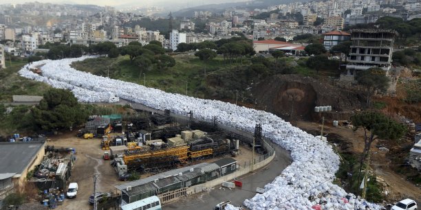 La photo prise le 23 février du site de Jdeidé, dans l'agglomération urbaine de Beyrouth, montre un fleuve d'ordures traversant certains quartiers de la ville.