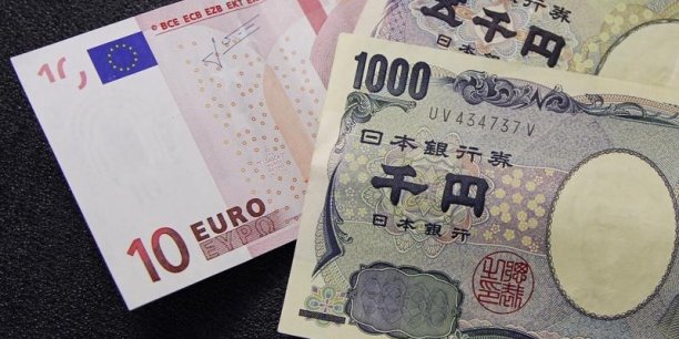 Yen et euro devraient baisser face au dollar dans les prochains mois[reuters.com]