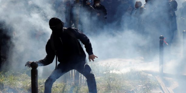 Le gouvernement critique face aux violences en marge des manifestations contre la loi travail[reuters.com]
