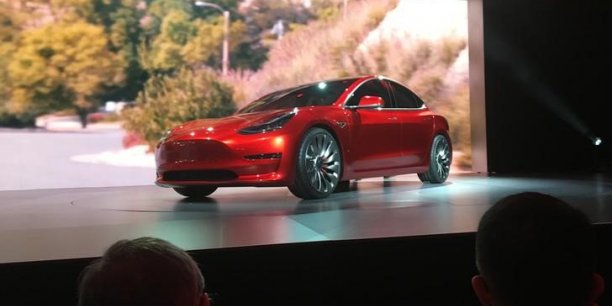 Les espoirs reposant sur le Model 3 ont permis à Tesla de ravir brièvement, en avril, à General Motors (GM) la couronne de premier groupe automobile américain par capitalisation boursière.