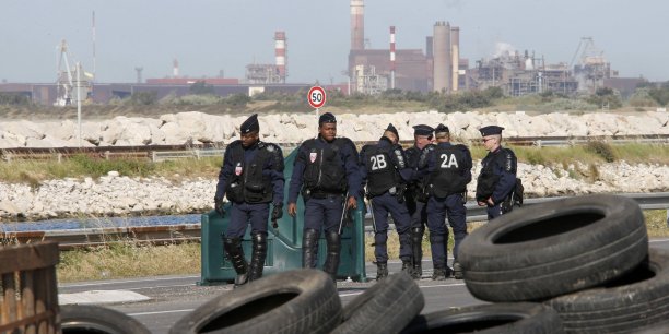 La police degage les acces au depot petrolier de fos-sur-mer[reuters.com]