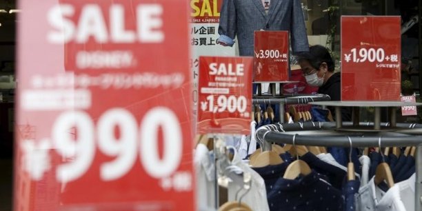 Le japon va reporter la hausse de la tva de deux ans et demi[reuters.com]