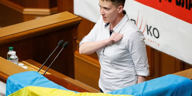 Ovation pour la pilote ukrainienne nadia savtchenko lors de son entree au parlement[reuters.com]