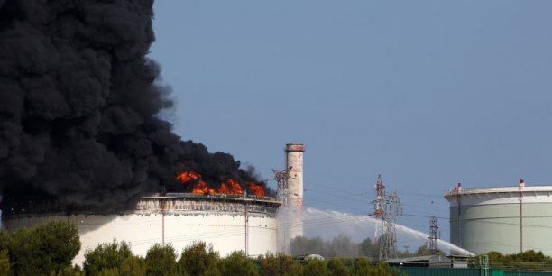 Smoke billows into the sky from one of two fires that started overnight on a petrochemical facility owned by american firm lyondellbasell at the refineries around the etang de berre[reuters.com]