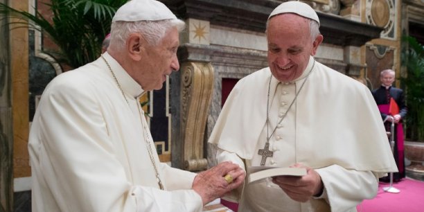 Rare apparition publique de l'ancien pape benoit xvi[reuters.com]