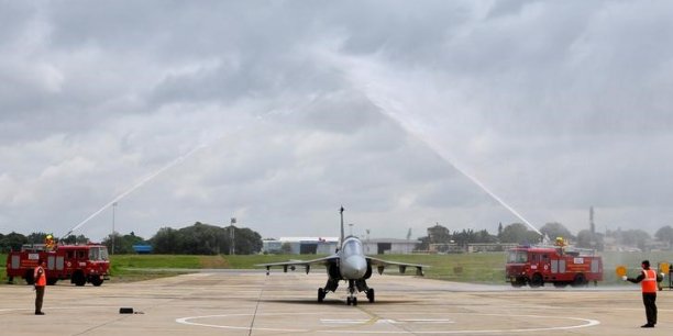 Premier vol d'un avion de combat concu en inde[reuters.com]