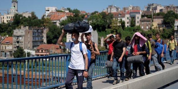 Des migrants marchent de la serbie vers la hongrie[reuters.com]