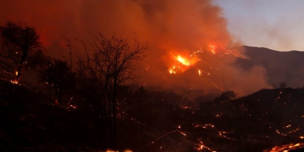 Plus de 1.600 pompiers en lutte contre le feu pres de los angeles[reuters.com]