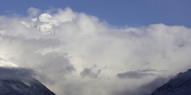 Marcher dans l'Himalaya, un rêve d'adolescent qu'Antoine ne s'était jamais autorisé à réaliser jusqu'ici. Impossible, pensait-il : trop de travail pour partir trois semaines d'affilée... (Photo: l'Everest dans les nuées).